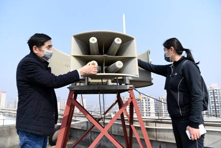 无锡市人防办工作人员检查防空警报器运行情况